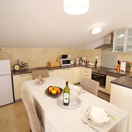 Ana Apartment *